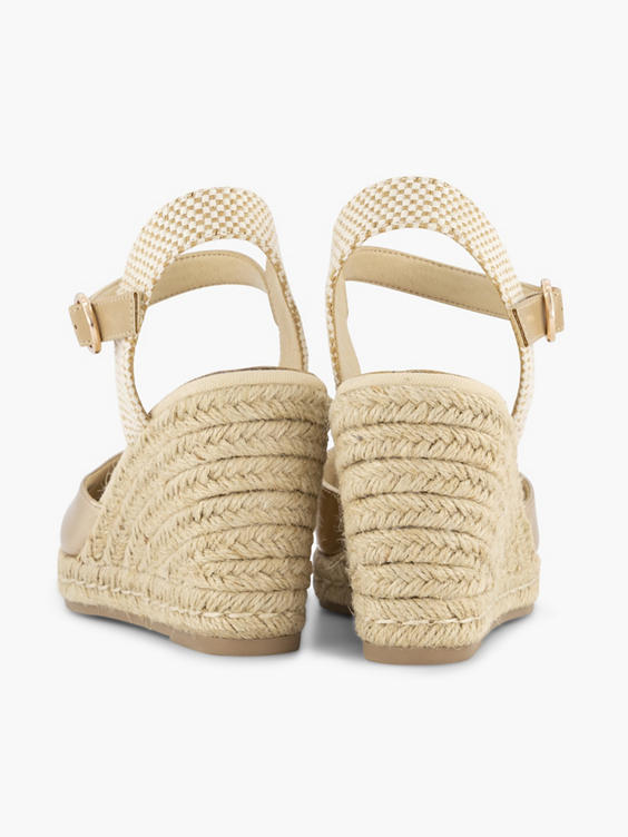Champagnekleurige sandalette sleehak