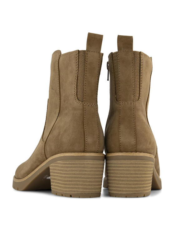 Bruine boot gevoerd